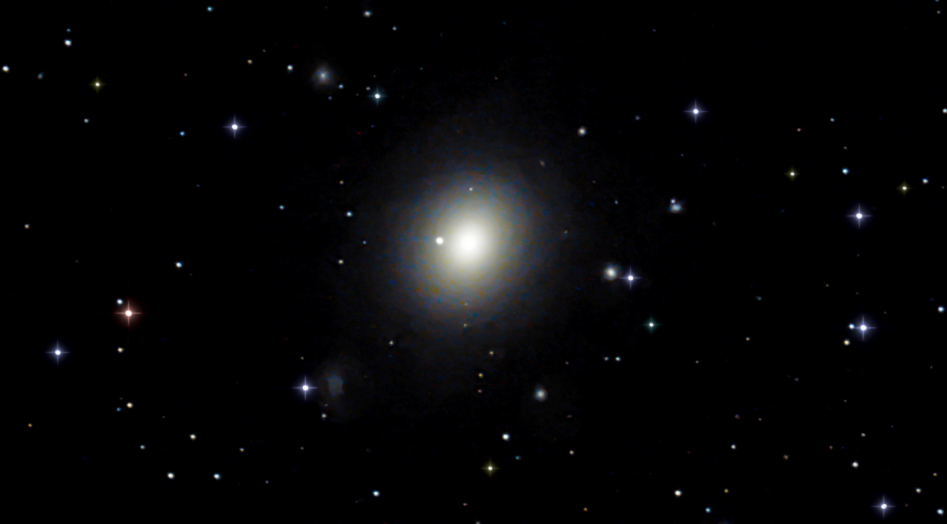 M 49 / NGC 4472; galaxia elíptica con filamentos próximos.