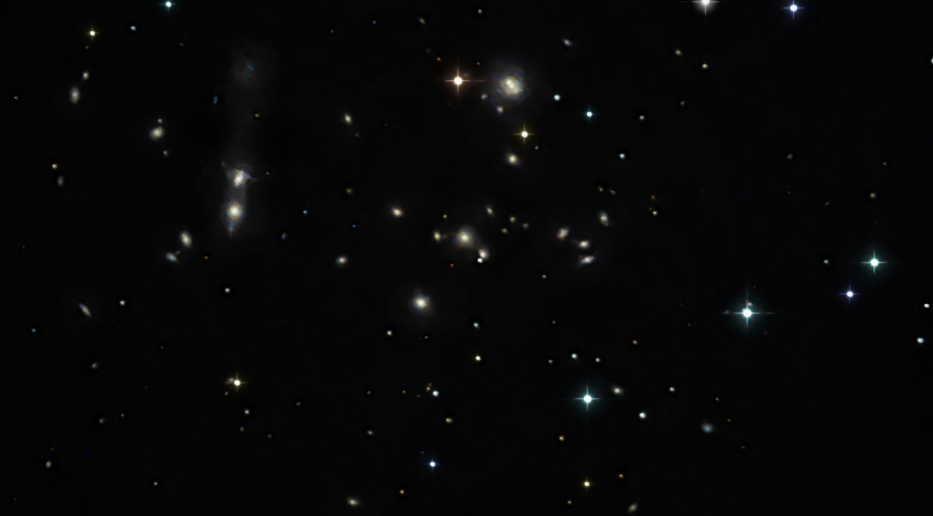 Abell 1185 (ACO1185) y el nudo de Ambartsumián.