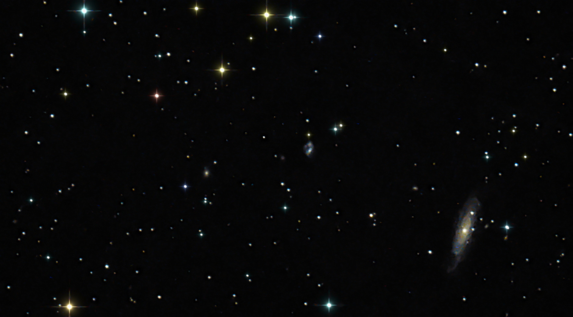 VV 1353; nido de galaxias triple.